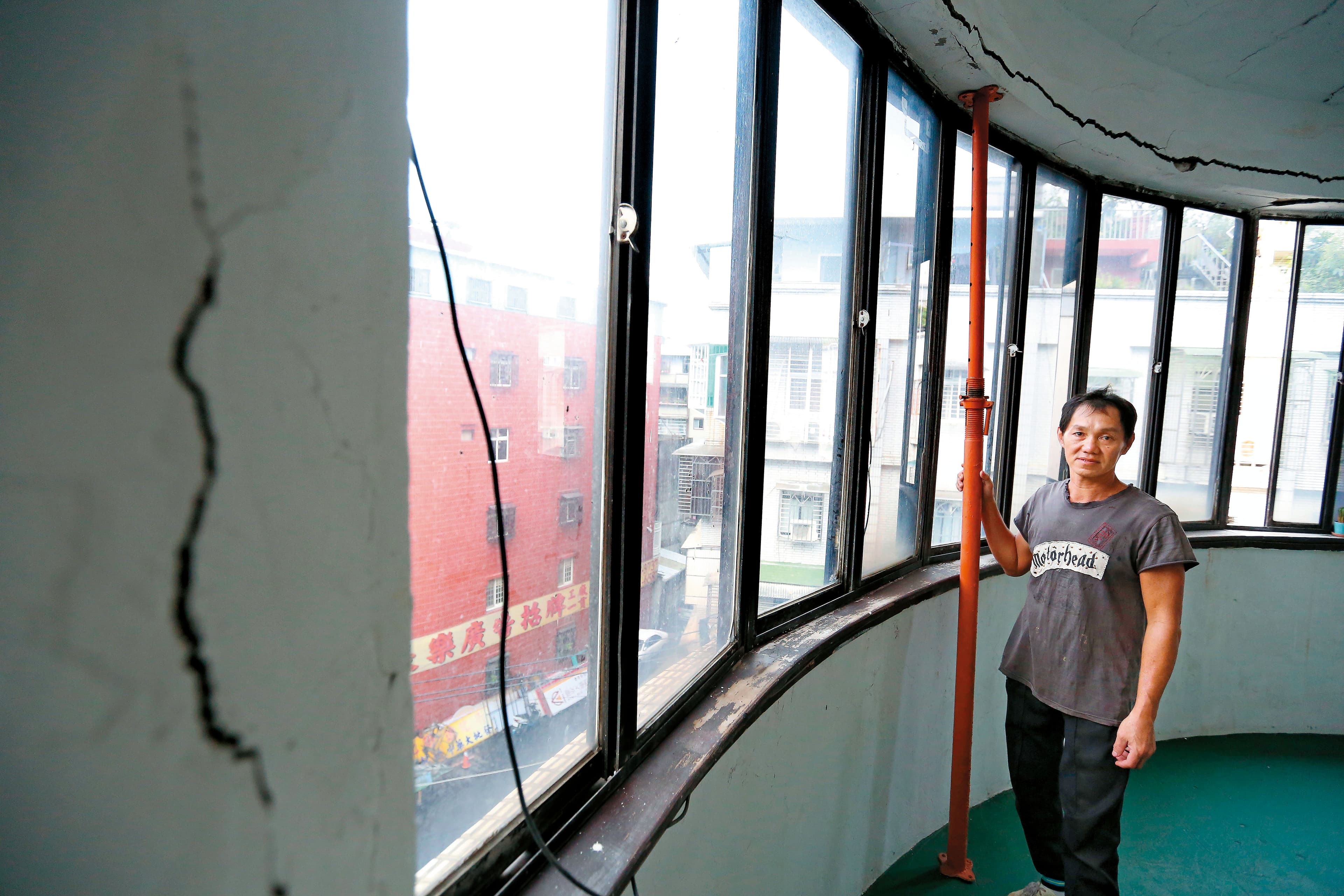 阿財居住公寓的4樓牆面、天花板都裂開了,橘色支柱補強房屋結構,他說:「這房子除了我也沒人敢租。」