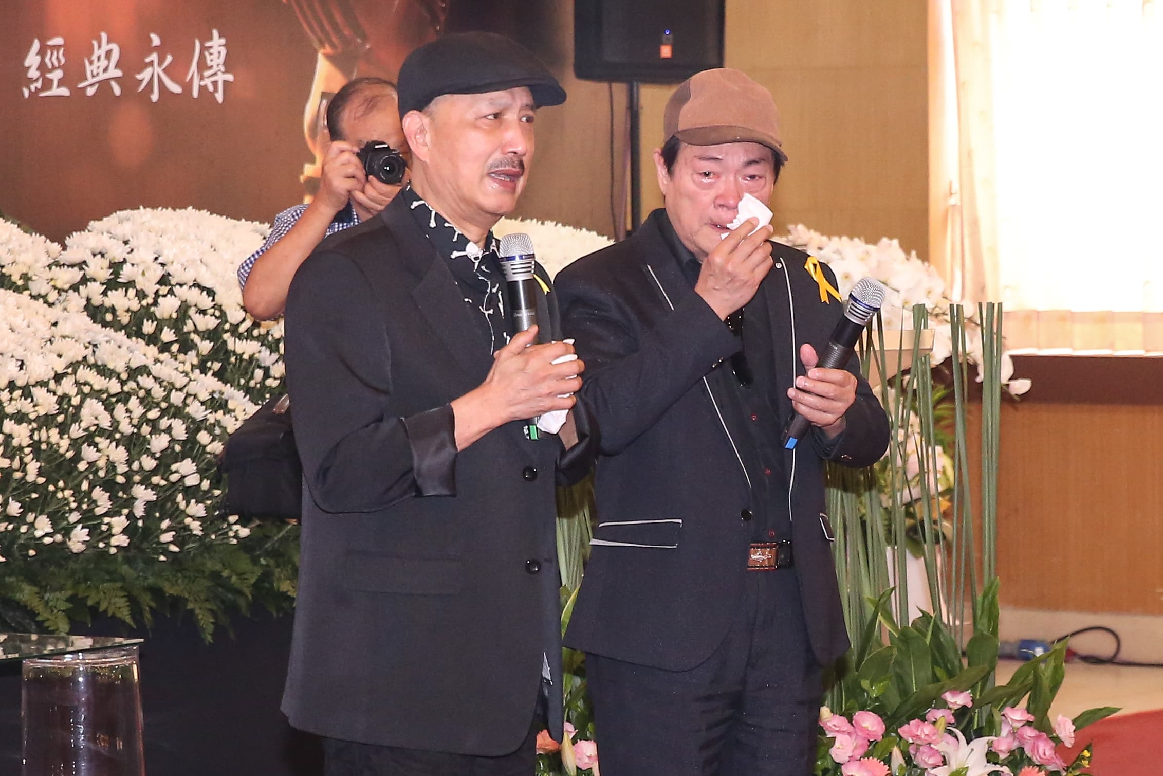 郭金發的結拜兄弟余天、劉福助在告別式上合唱〈思慕的人〉獻給郭金發遺孀。