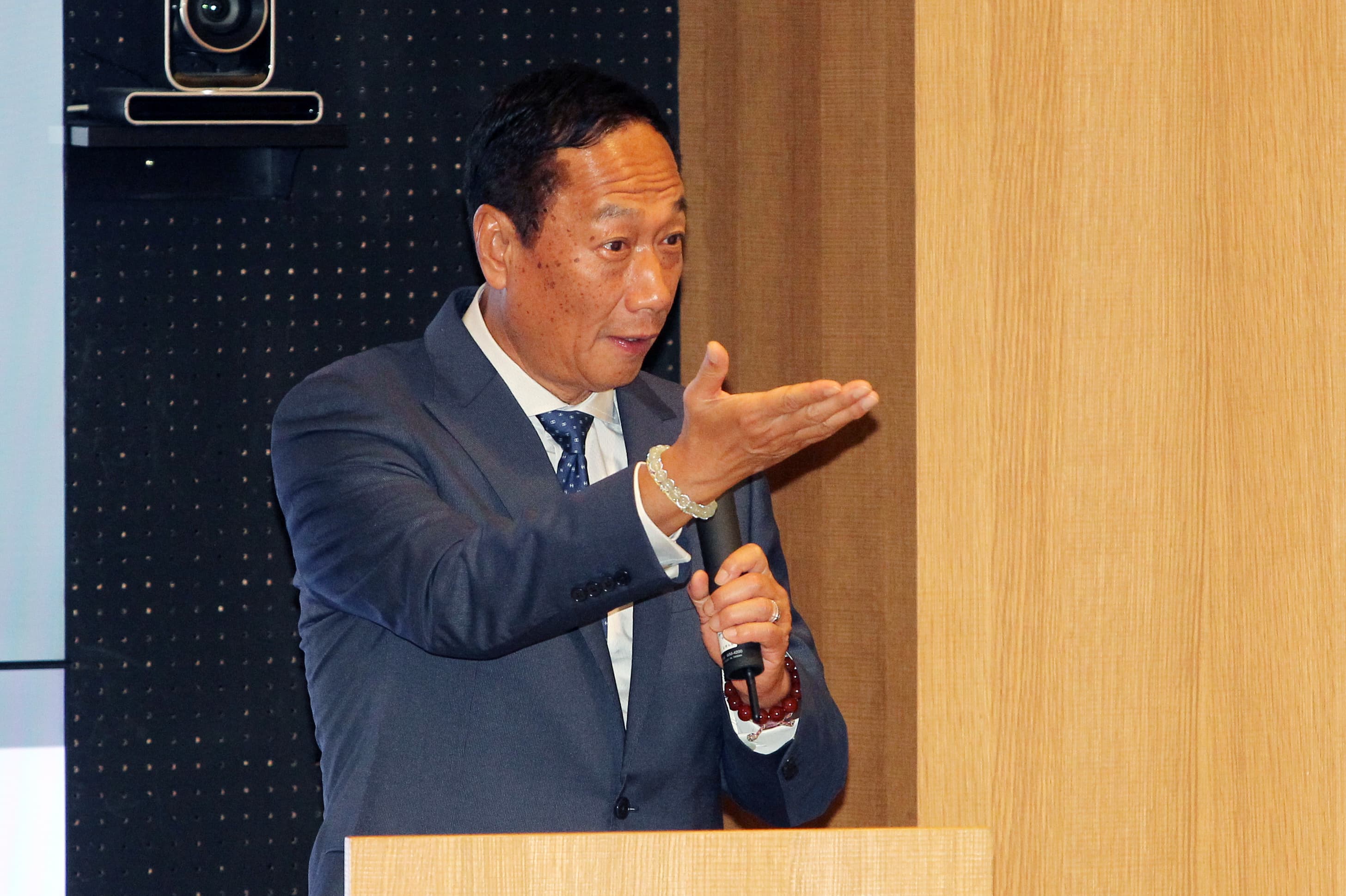 鴻海董事長郭台銘近期頻頻出招,還打算進軍半導體。
