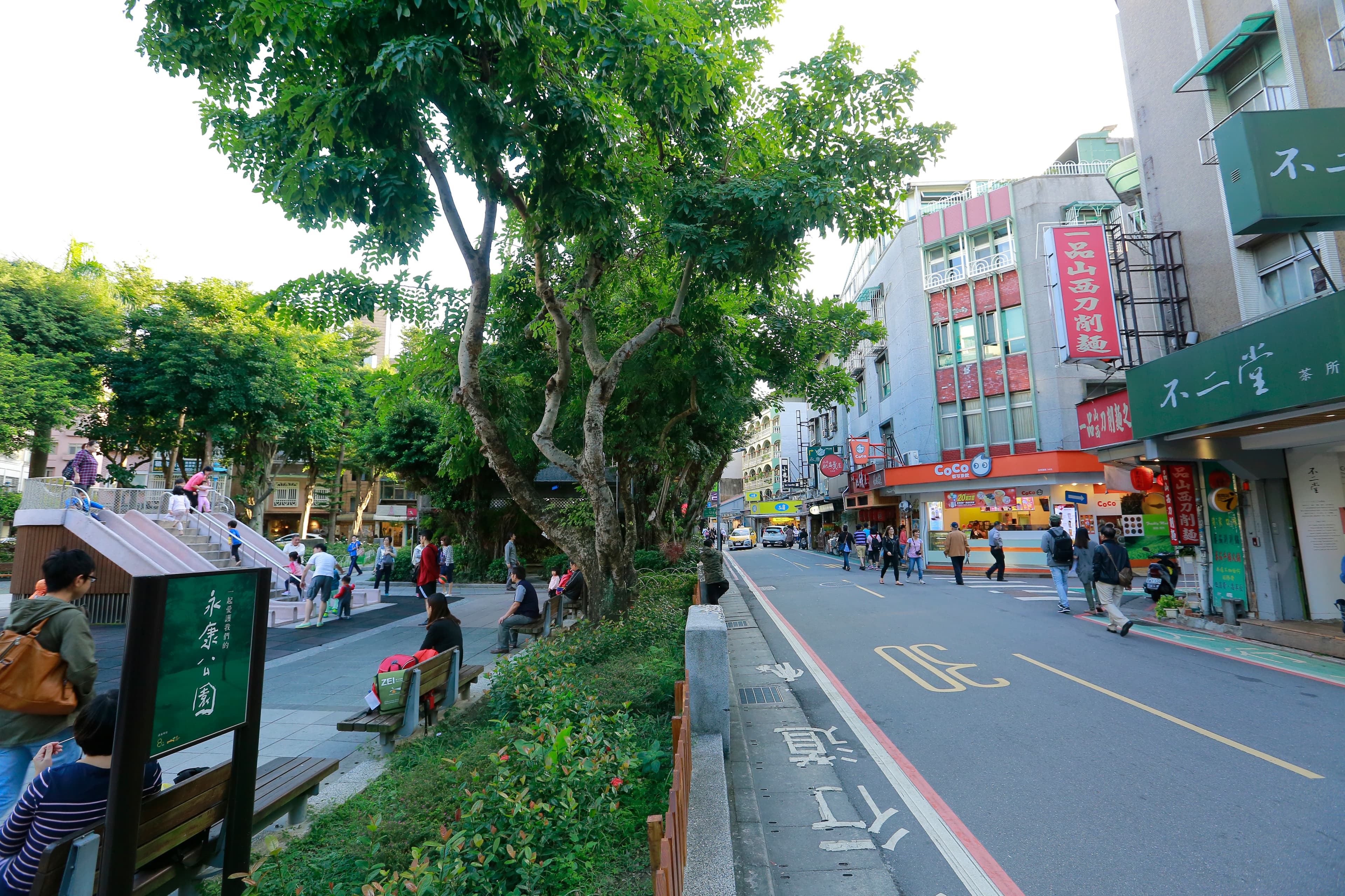 方大同每回來台，必定造訪永康街商圈。（林弘斌攝）