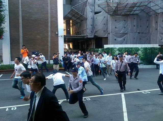 下午2時30分左右，數十位在立法院外抗議婚姻平權修法的群眾從側門衝進立法院，並在議場後方與警方僵持。（讀者提供）
