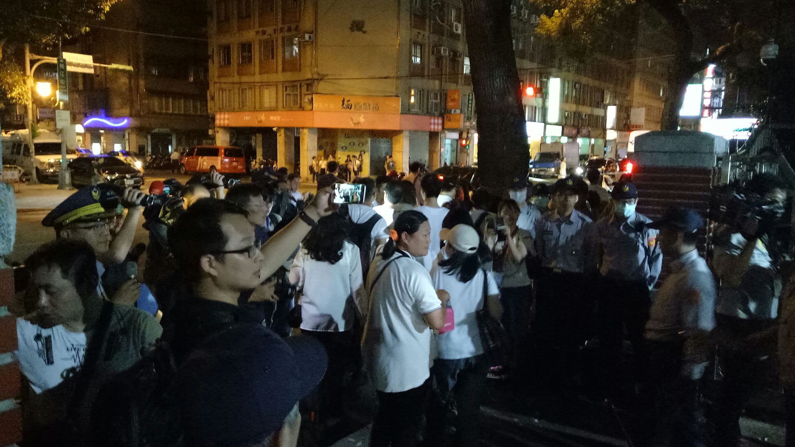 晚間6時45分,衝進立法院院區的群眾從青島東路撤出