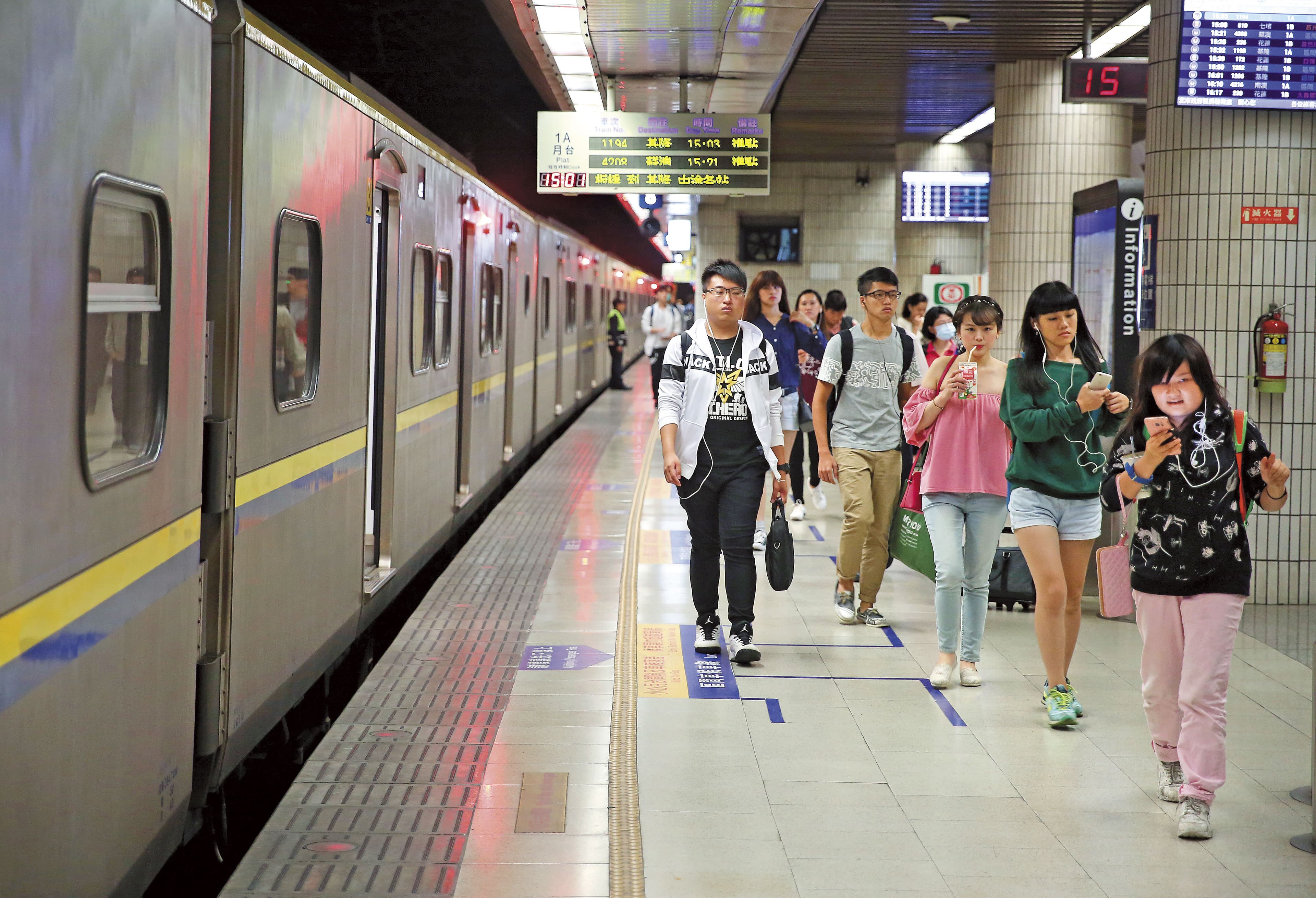 台鐵黃牛過去十分猖獗,每年搶占百萬張火車票,但在鐵路法加重罰則後逐漸銷聲匿跡。