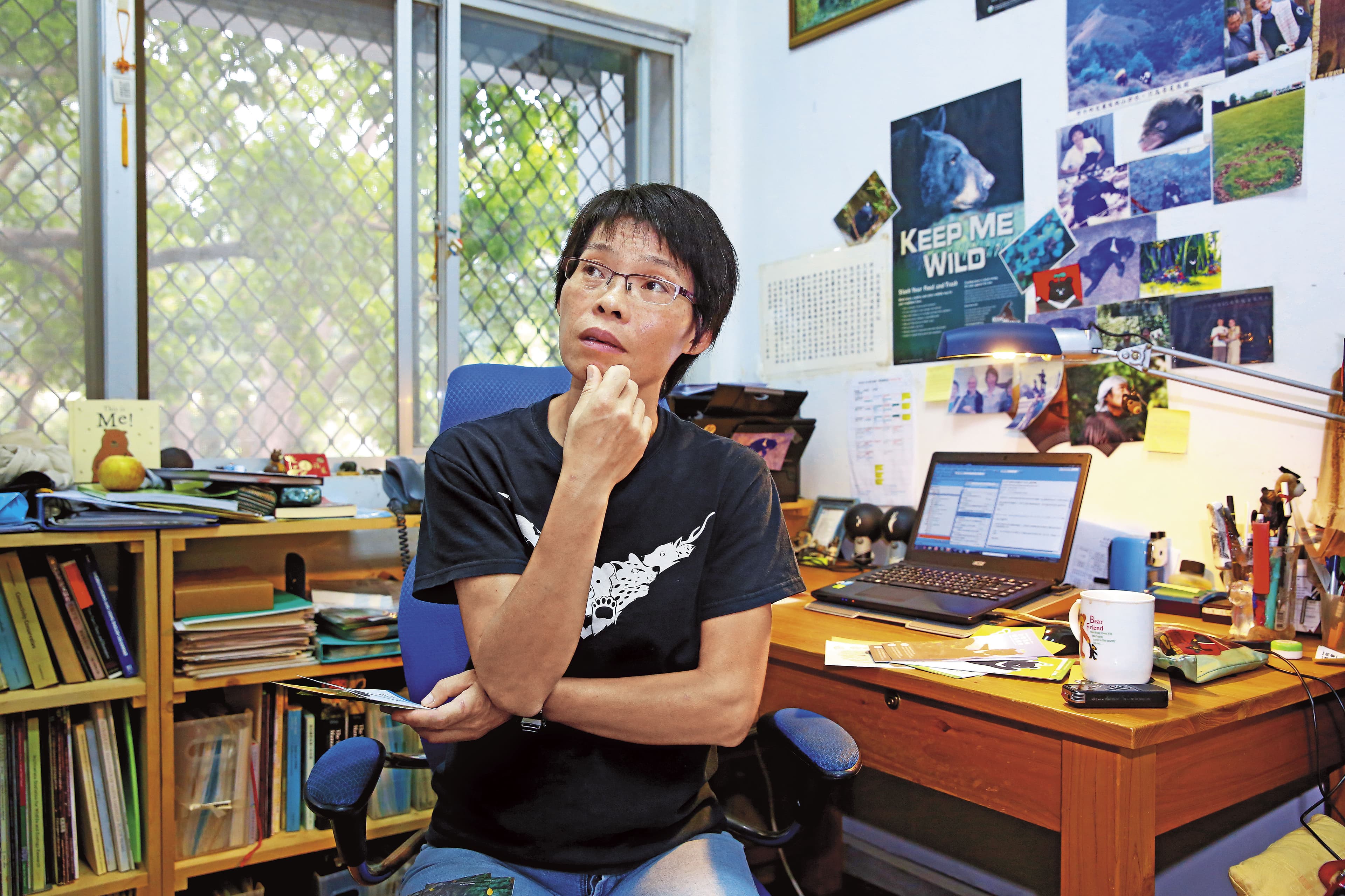 在研究室受訪的黃美秀，一談到台灣黑熊斷掌和保育困境，便流露出一籌莫展的表情。她說自己能做的都做了，奈何仍無法將黑熊從1級瀕危除名。