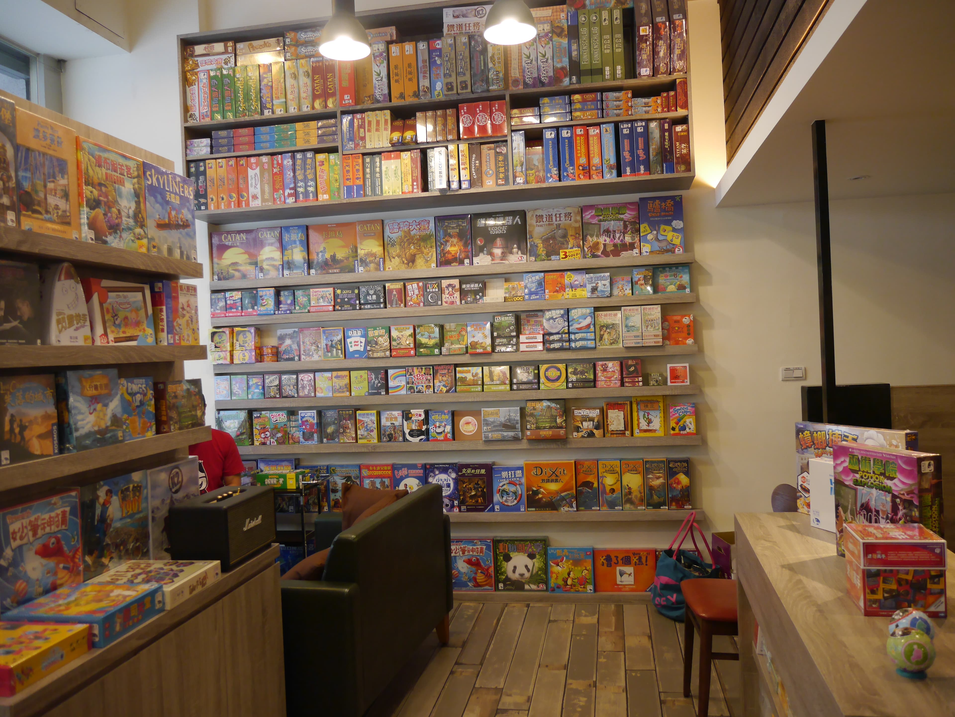 新天鵝堡第一家直營的實體桌遊店：SWAN Cafe
