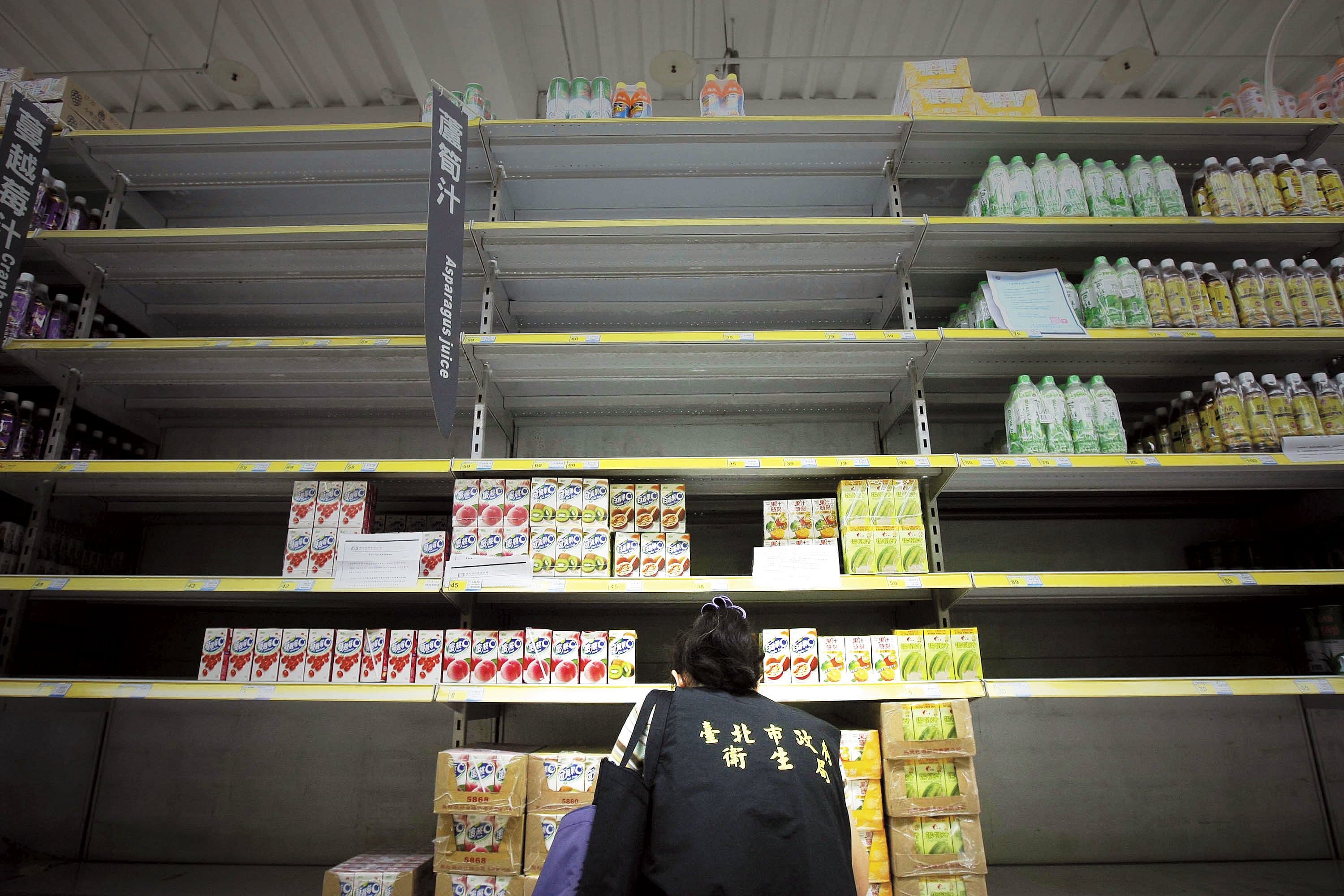 2011年塑化劑風暴震撼全台,無數商品中標下架,量販店貨架空空如也。(中央社)