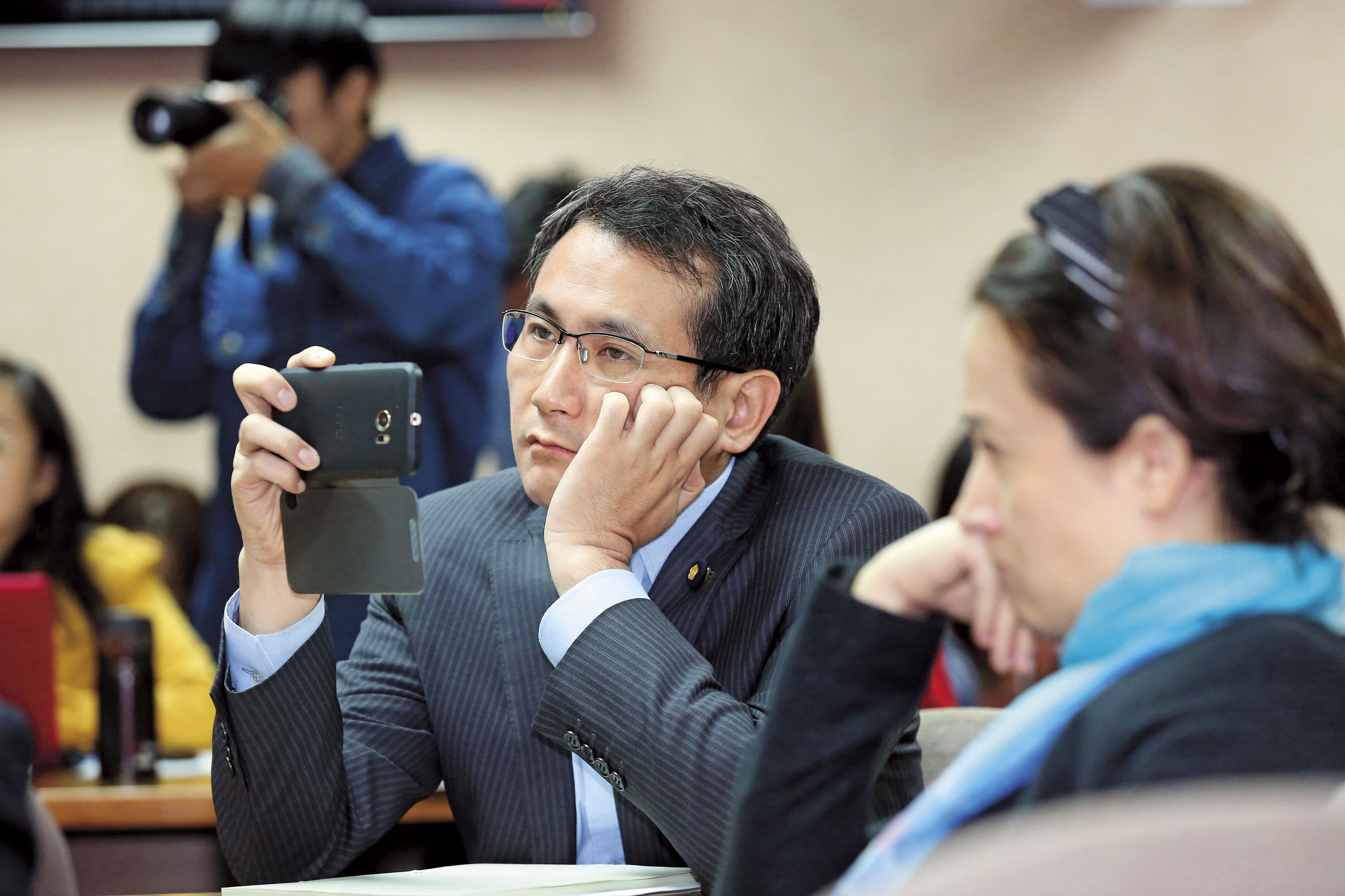 民進黨立委鄭運鵬認為,海基會董事長田弘茂應迴避任用親戚。