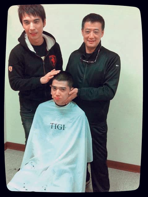 2011年去當兵前,老闆李亞明(右)與前同門陳勢安(左)為Bii打氣。(翻攝自畢書盡臉書)