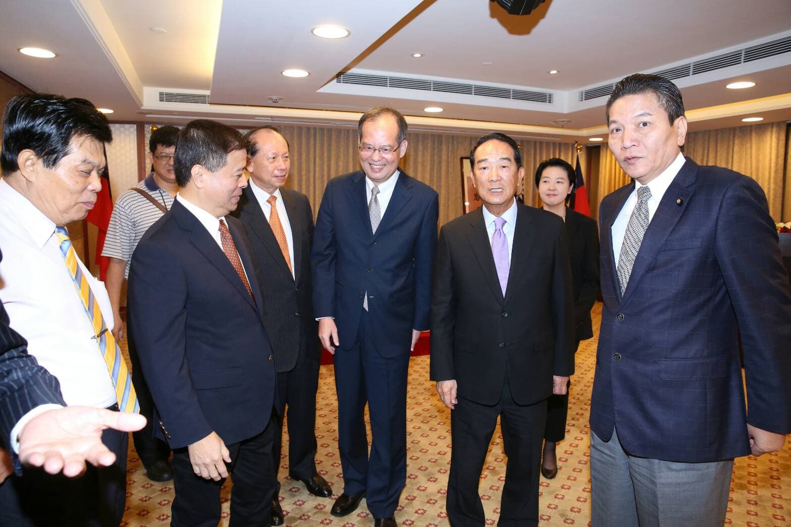 去年10月,宋楚瑜出任APEC大使記者會,秦金生(左4)也出席記者會。