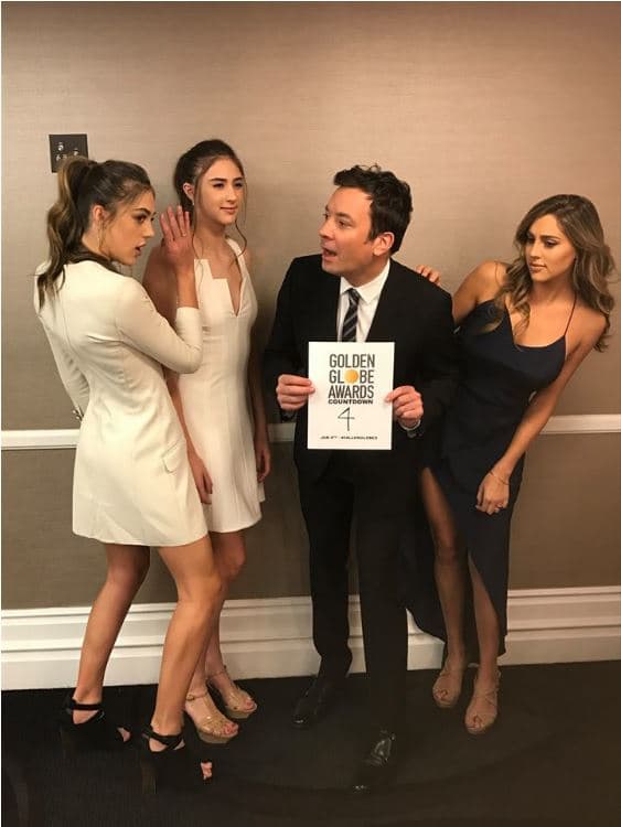 席維斯史特龍的3個長腿女兒，擔任今年金球小姐，完美達陣。（翻攝Jimmy Fallon臉書）