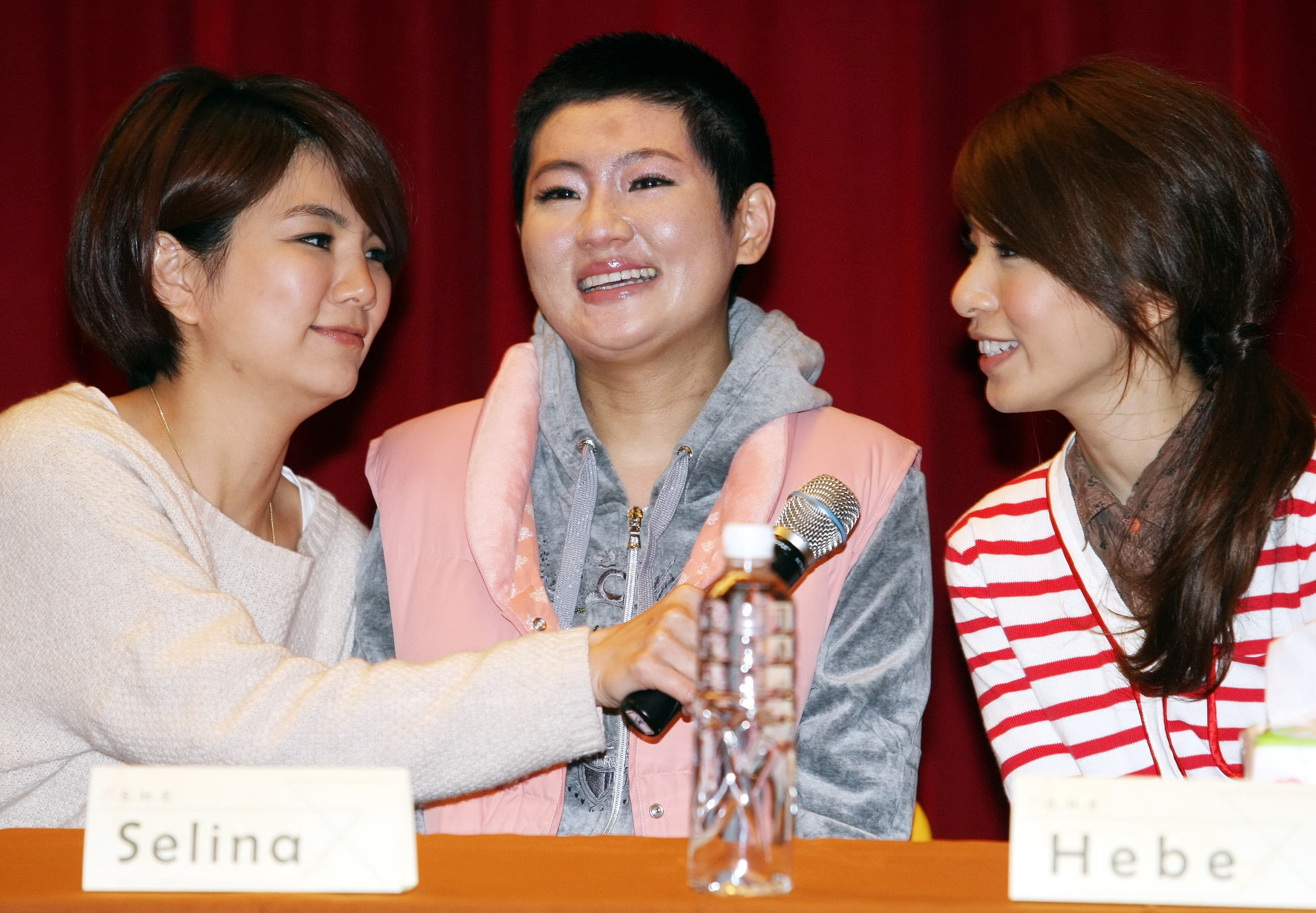 2010Selina(中)拍戲燒傷,除了好姐妹Ella(左)及Hebe(右)的陪伴,張承中堅持結婚也給Selina力量面對漫長的復健路。(中央社)