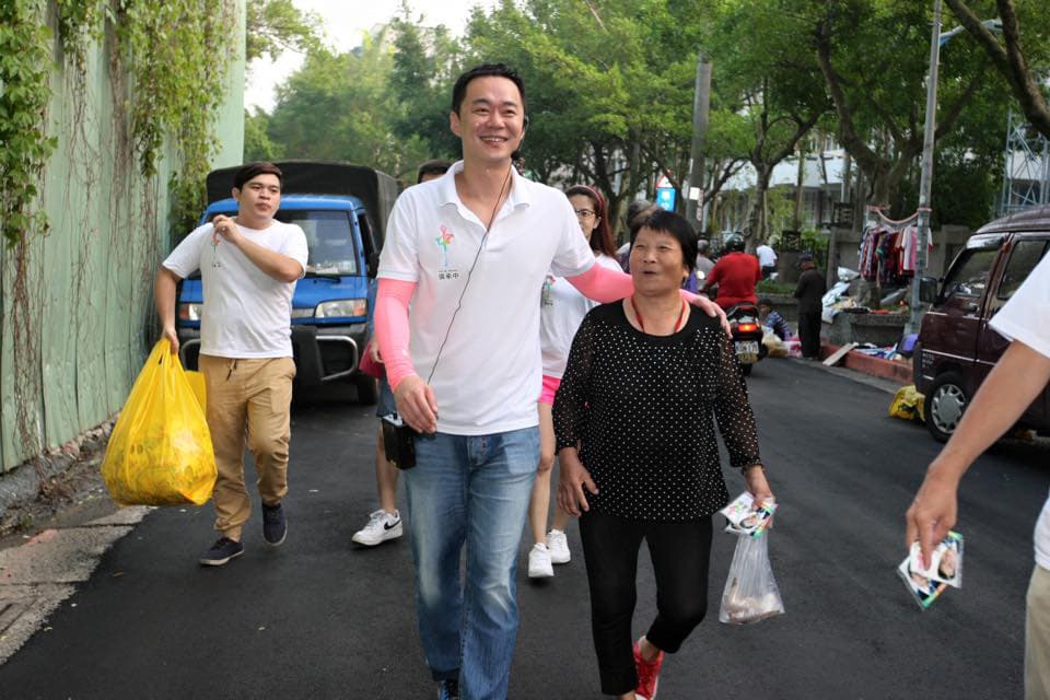 張承中前年曾宣布投入立委選舉,但最後退選,對他而言,曾踏入政壇也算難得體驗,認識更多不同領域的人。(翻攝自張承中臉書)