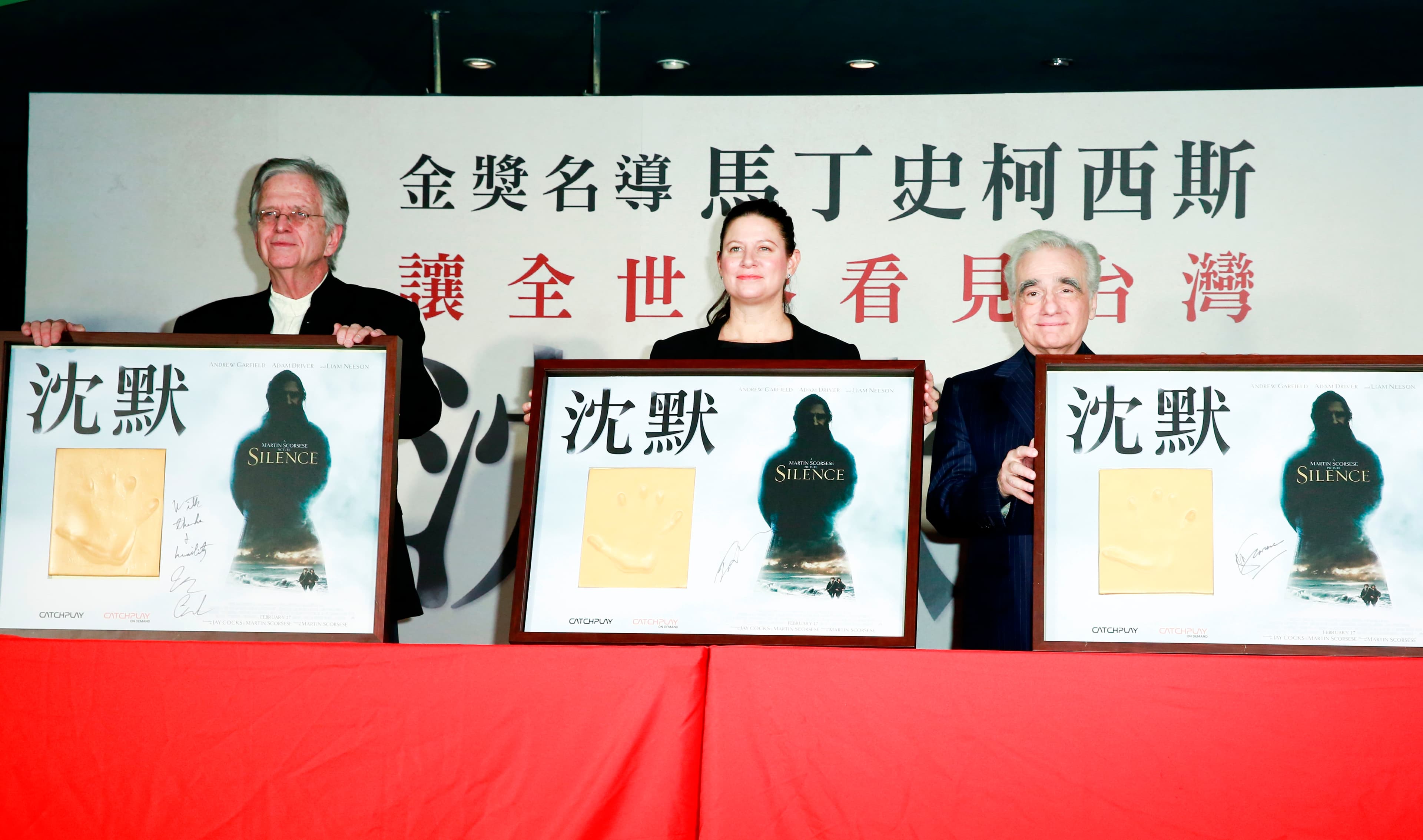 馬丁及製片、編劇3人蓋下手印簽名，為《沈默》在台首映留下紀念。