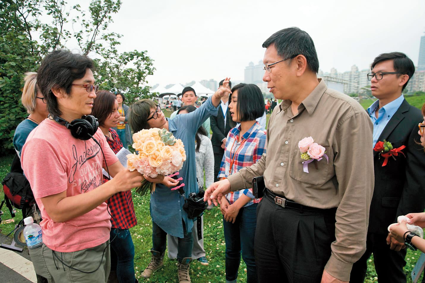 《52赫茲我愛你》請到台北市長柯文哲(右)跨刀客串當起證婚人。