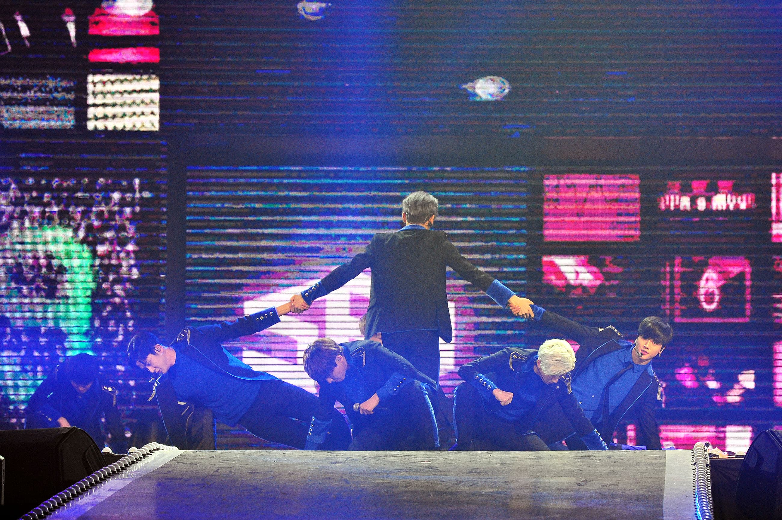 SF9在《2017超級紅白藝能大賞》帶來3首歌曲,吸睛「人體風火輪」舞蹈讓主持人張小燕與哈林也稱讚不已。(台視提供)