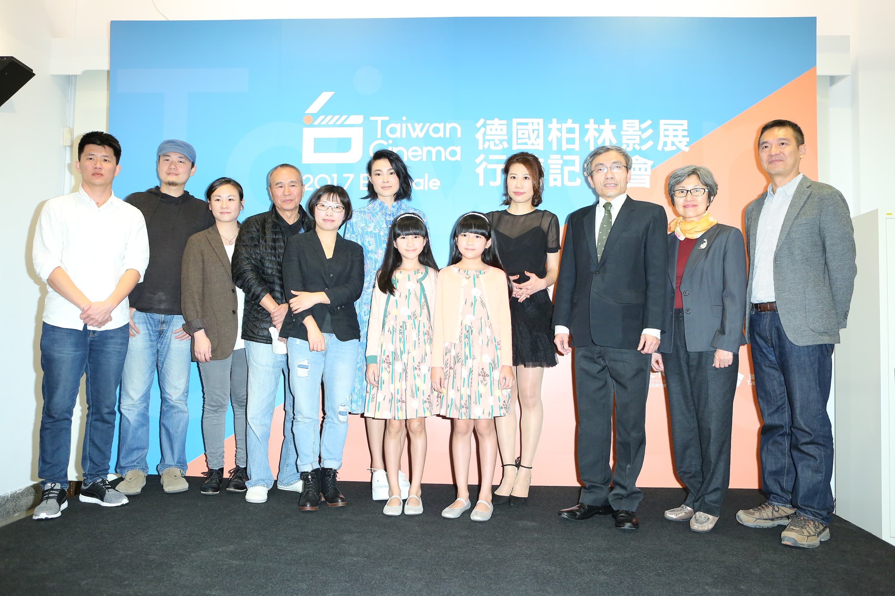 侯孝賢與將出席柏林影展的台灣影人合影。