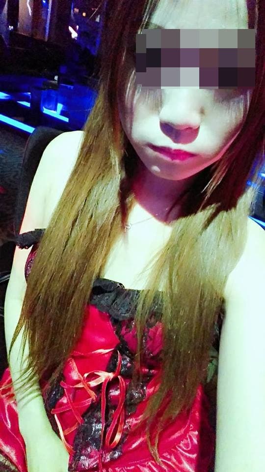 邱女上班時,也需要穿著性感服裝。