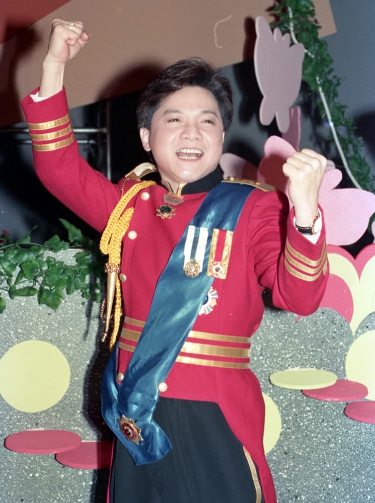 1988年唱紅〈愛拚才會贏〉後，雙手握拳高舉成為他的招牌動作。（聯合知識庫）