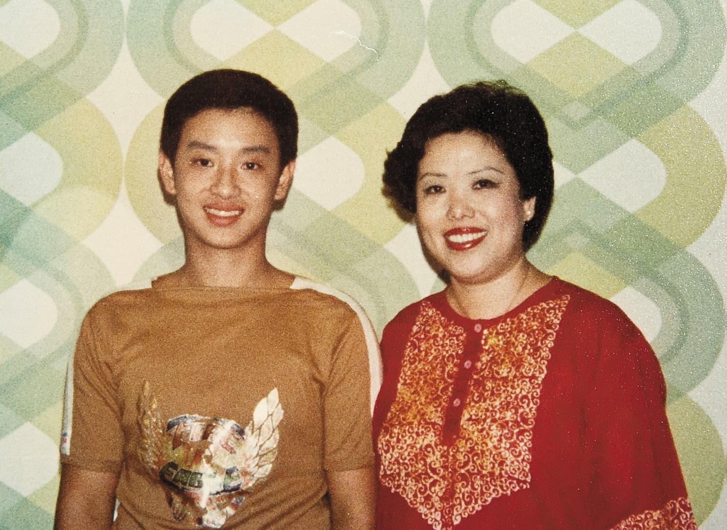 施文彬(左)笑稱自己當年是妨礙了陳映真與母親結婚的「拖油瓶」。(裴深言提供)