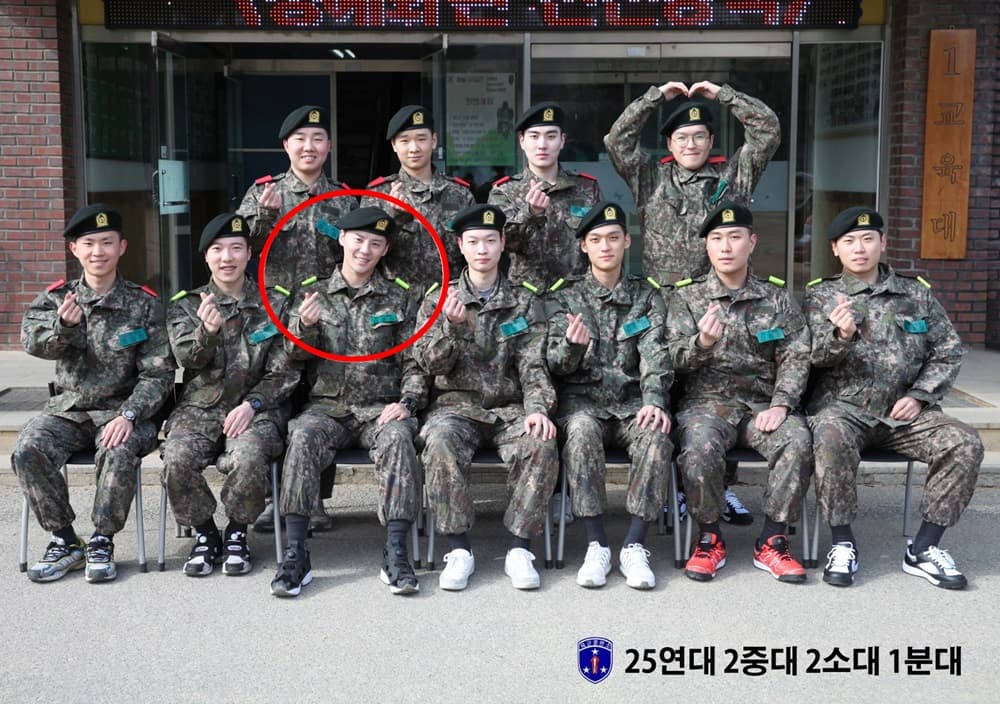 金俊秀(紅圈者)與新兵合照,輕鬆神情加上愛心手勢,看來頗適應軍隊生活。(網路圖片)