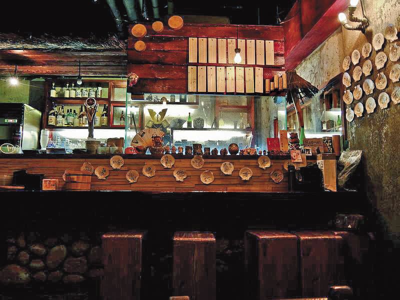Saya開的「I hala愛哈拉酒食屋」是家家等一群朋友聚會的新地點,能吃到道地原住民美食。(翻攝自I ha la愛哈拉酒食屋臉書)