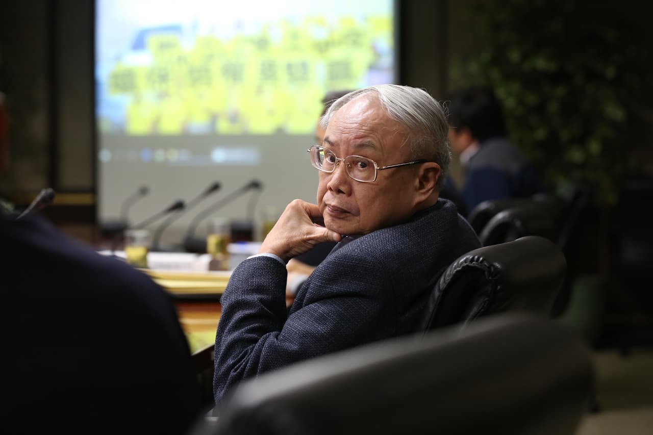記者會開始先播了8分鐘影片，看著事件始末，洪福源表情相當沉重。