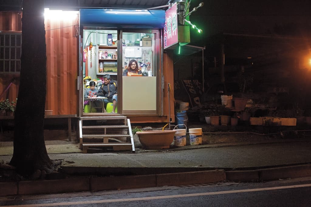 廖忠義的妻子因坐骨神經問題無法至工地工作,賣檳榔貼補家計。