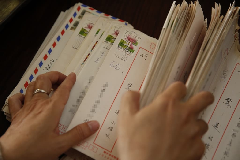 江屏的太太把他們相戀以來寫的信按日期編號收納整齊。
