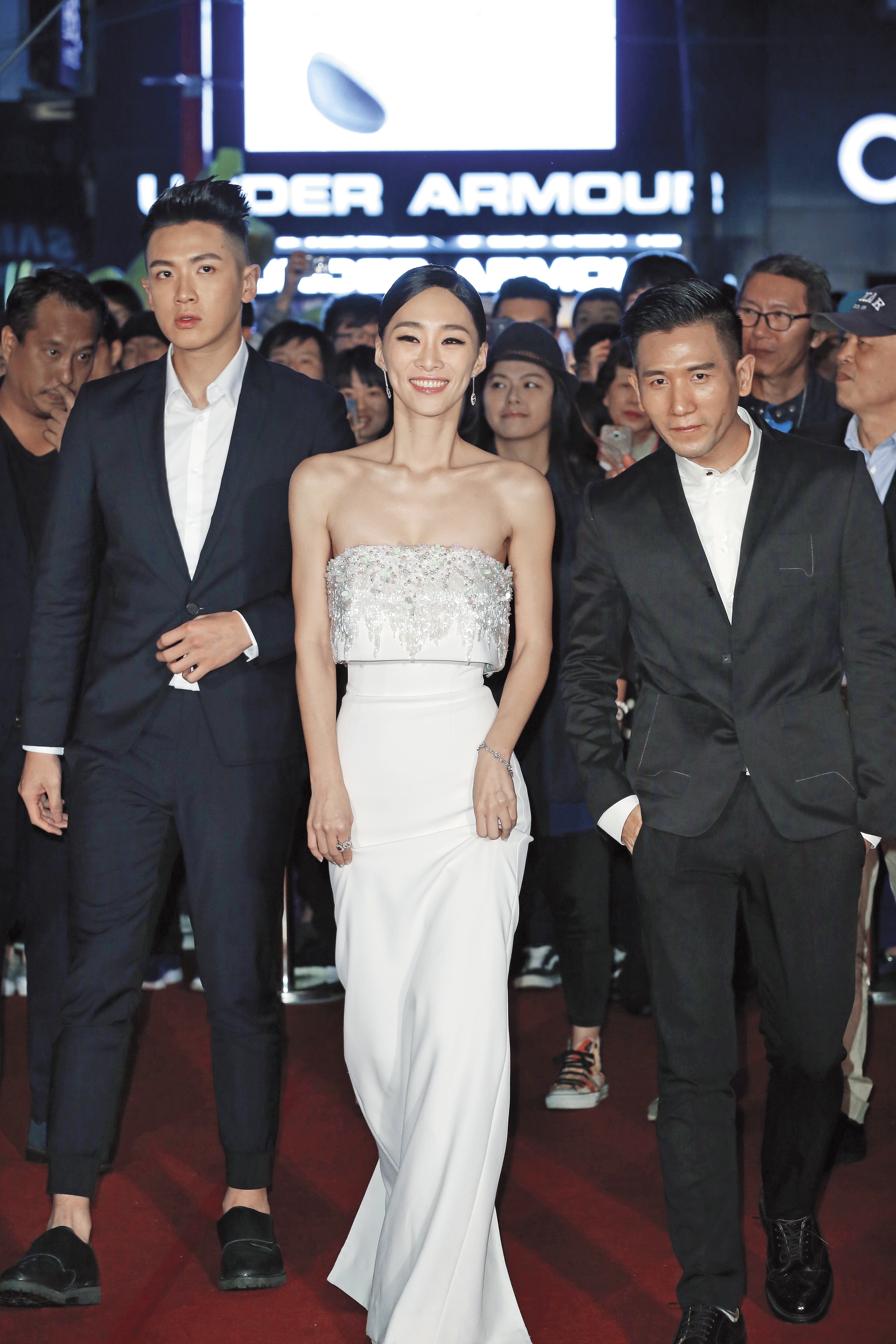 吳可熙(中)以《再見瓦城》入圍金馬影后,她與導演趙德胤(右)一起吃苦走來,養成了堅韌個性。左為柯震東。