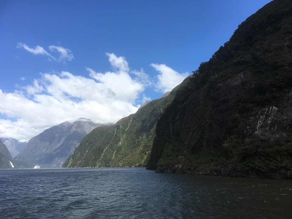 米佛峽灣（Milford Sound）的山與水層層疊疊，展演了山與水的所有可能組合。
