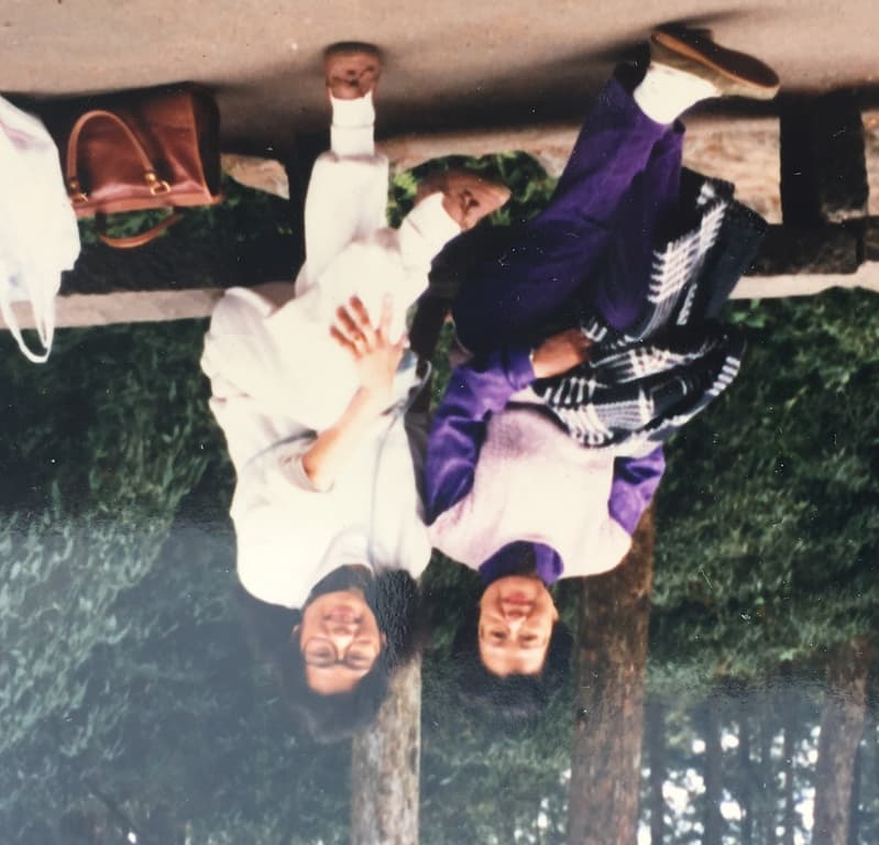 本文作者張桂越（右）28年前因出版崔小萍（左）在獄中寫的日記，二人成為好友。（張桂越提供）