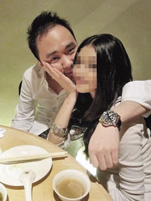 喜歡擺闊的李宗瑞(左)女人緣不錯,經常與美女親密合照。圖中女子非李案當事人。(讀者提供)