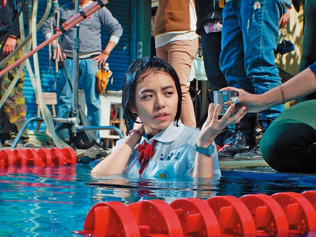 如同她說的，「拍戲本身就是一件辛苦的事」，《我的少女時代》跳入泳池的戲其實拍了一整天，宋芸樺泡在六度低溫的泳池，只好不斷喝熱水。（華聯國際提供） 