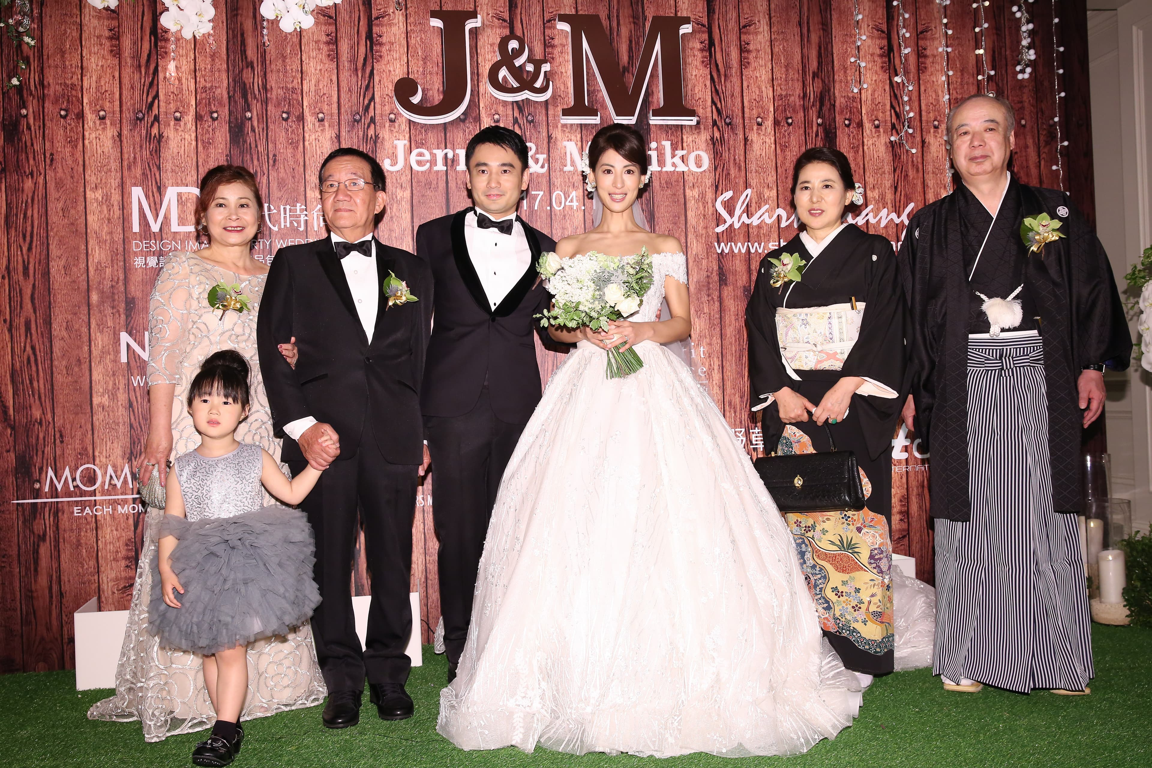 Jerry、麻梨子,帶著雙方父母親一起出席婚禮,證明他們都順利跨越的語言障礙。