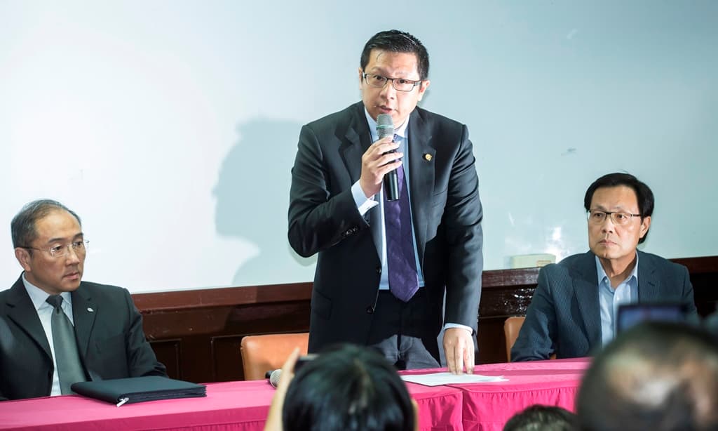 林文亮為國產創辦人林燈之子,去年因復興航空倒閉引發爭議的興航前董座林明昇(圖中)為其姪子。