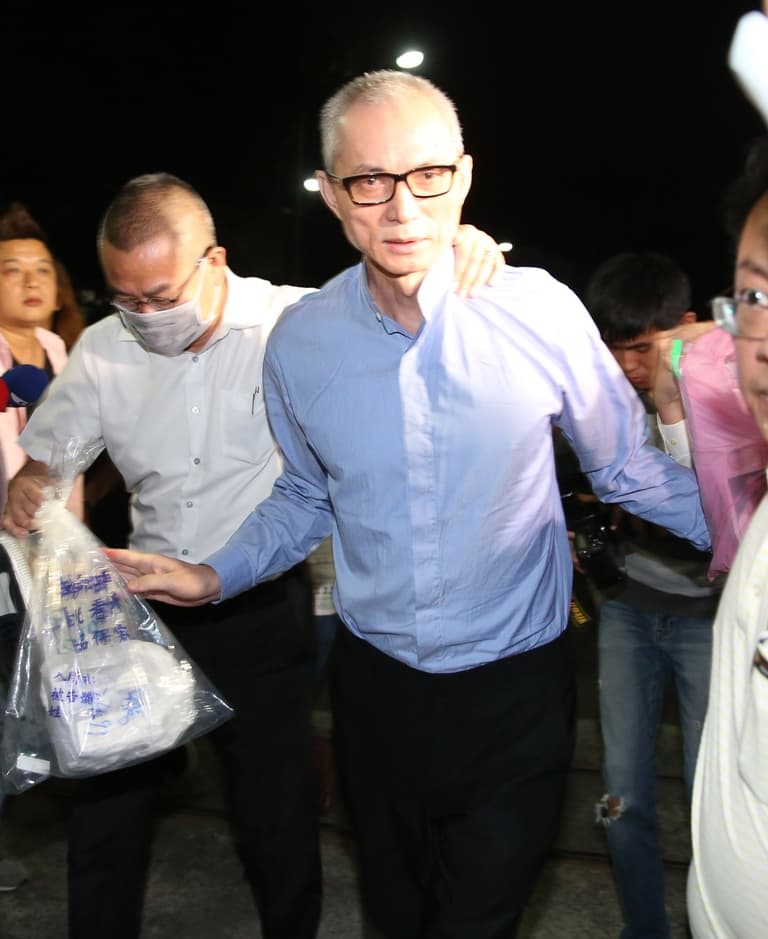 朱國榮曾兩度入獄，介入陰陽宅等不良債權買賣後搖身一變為身價百億的大亨。