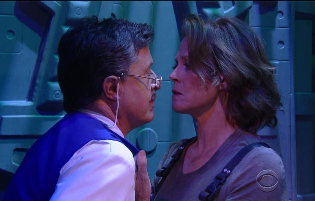 正宗《異形》女主角雪歌妮薇佛，上脫口秀演出爆笑短劇，趁機挖苦美國醫療體系。