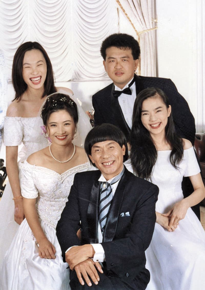 1994年豬哥亮迎娶第四任妻子葉瑞美,謝金燕和姐姐擔任伴娘。