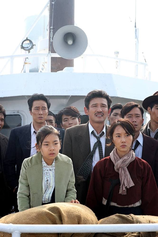 《軍艦島》演員群照,(後左起)蘇志燮、黃晸玟,(前左起)金秀安、李貞賢。