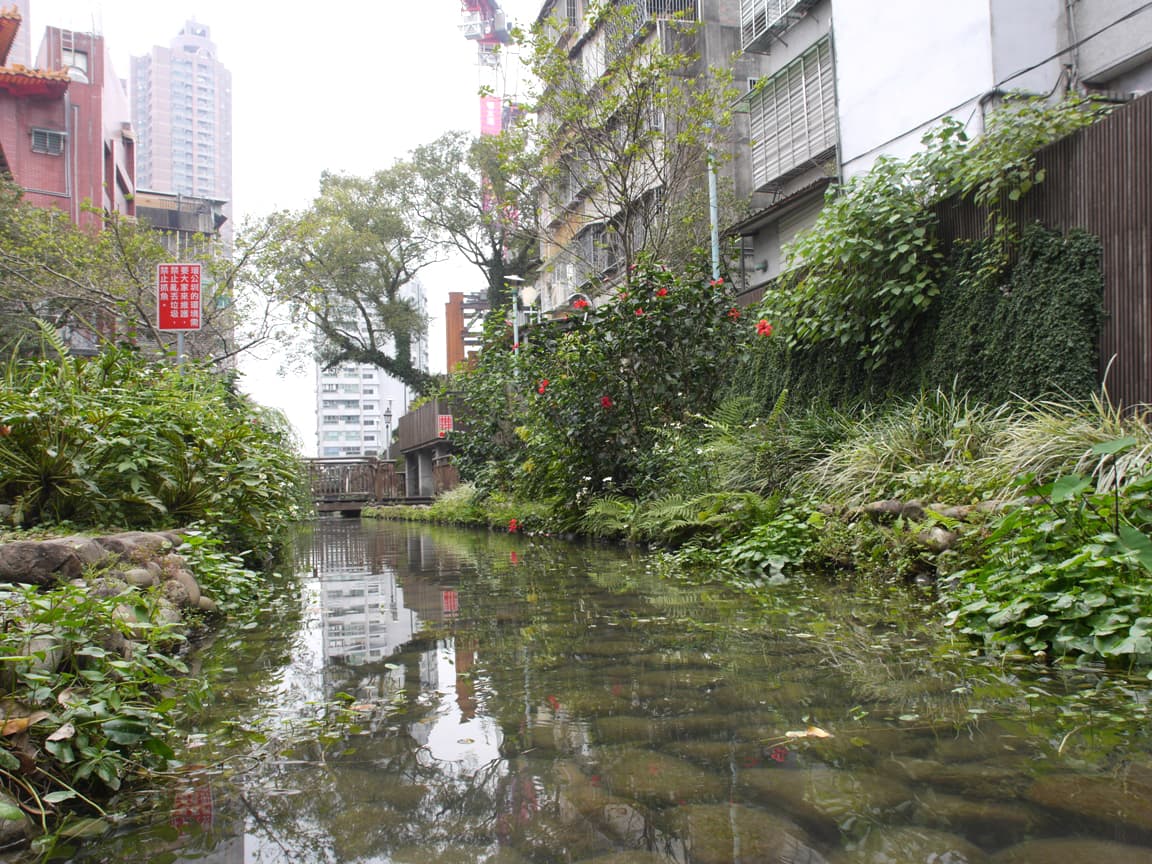 北新路一段45巷的瑠公圳明渠，是整治得最為美好的河段。符容／攝