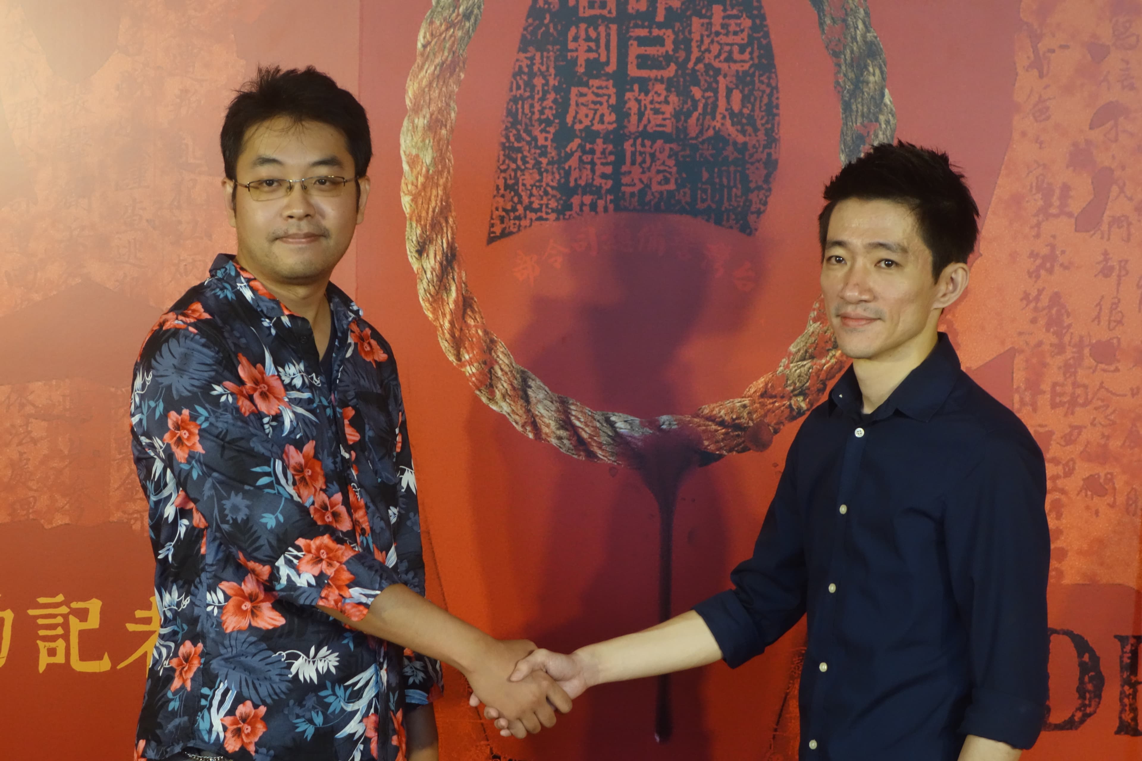 赤燭遊戲創辦人姚舜庭（左）跟返校電影版導演徐漢強（右）。