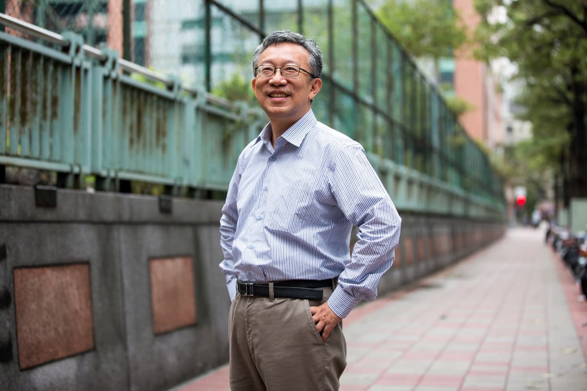 施昇輝不是公務人員,甚至還是一位從40幾歲就被迫離開職場的失業男,但他卻在失業這段期間,發現簡單穩賺的投資方式,幫自己年賺18%。