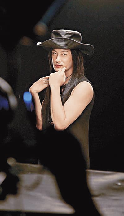 余文戴上長假髮、穿長裙，還變換辮子造型。