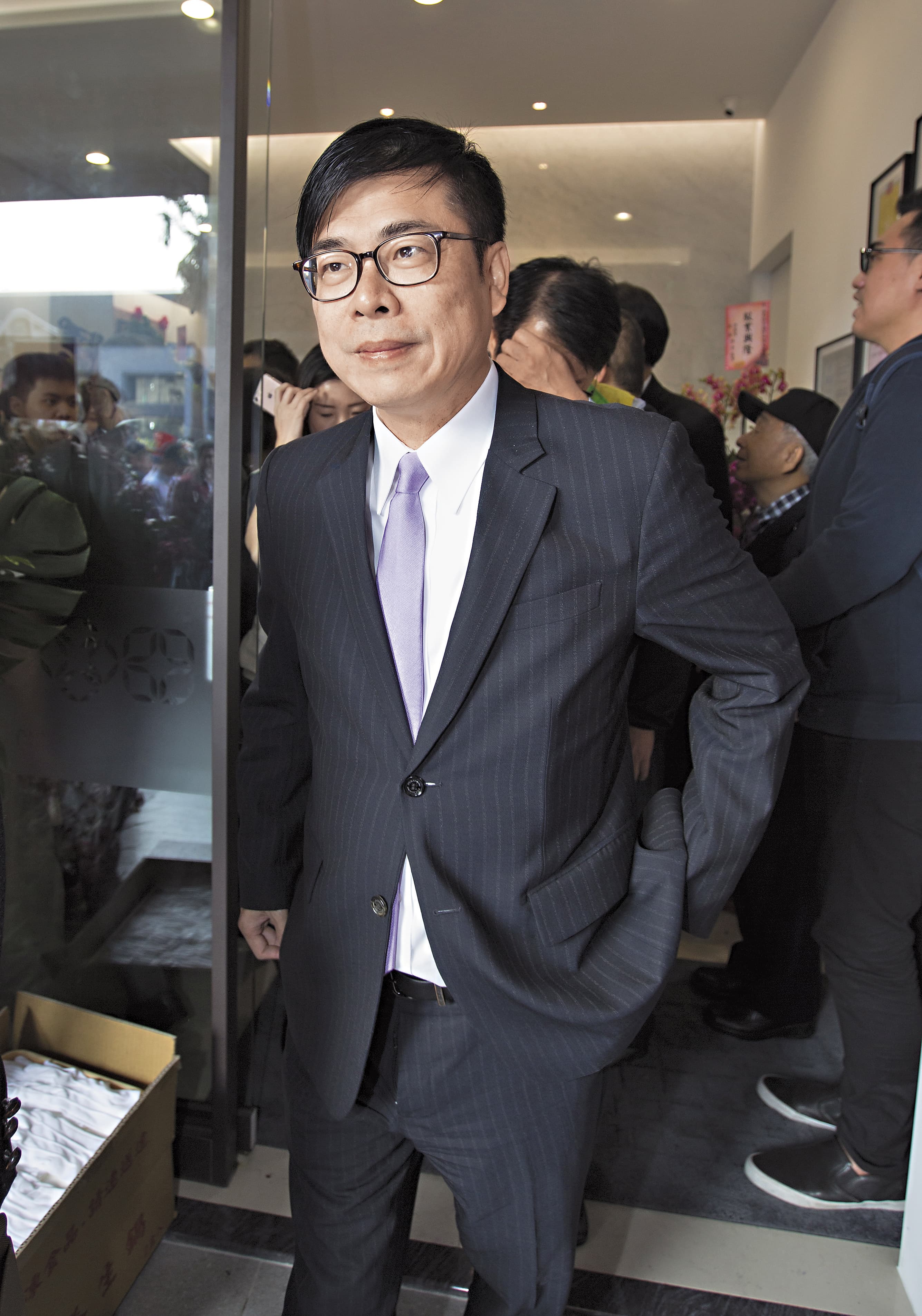 立委陳其邁認為，中廣由華夏指派3名董事、1名監察人，1千萬元以上借貸還要經華夏同意，屬於國民黨附隨組織。