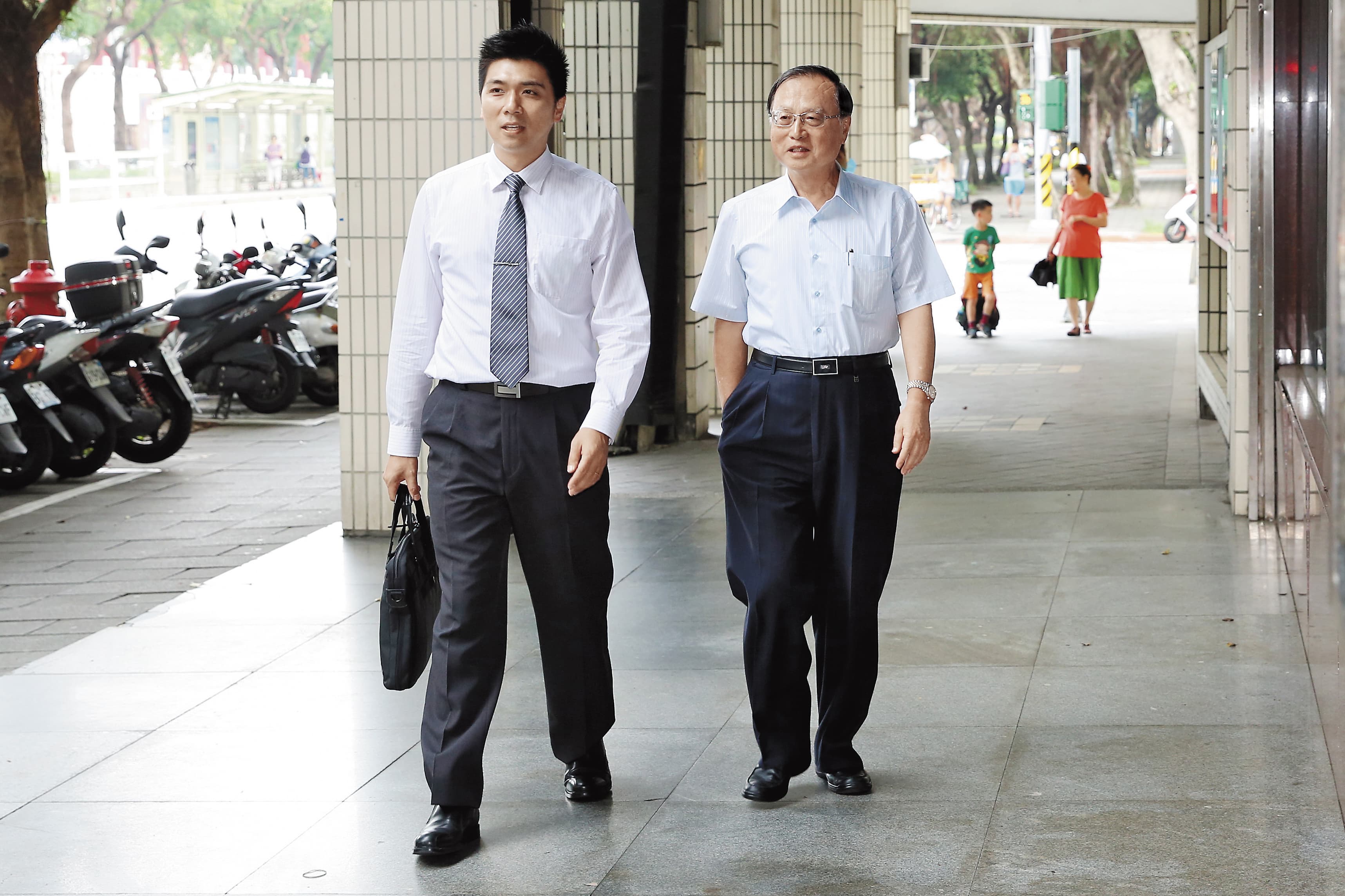 國民黨前行管會主委張哲琛(右)負責中廣等黨產出售,遭列被告約談時強調與馬英九無關,訊後限制出境。