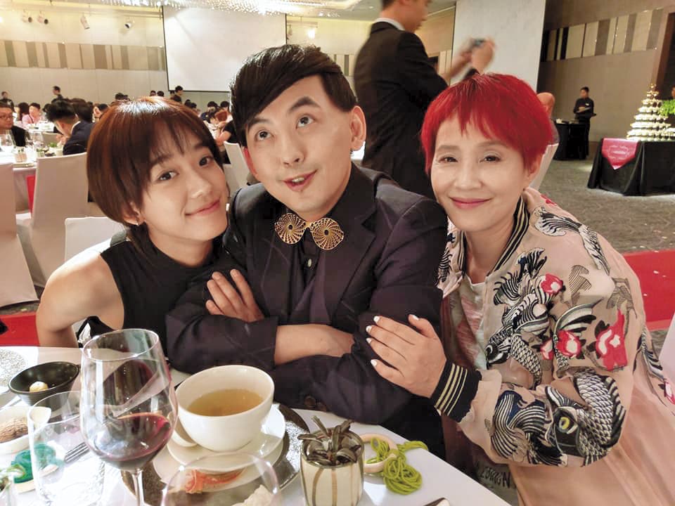 孟耿如(左)跟黃子佼(中)是圈內的公開情侶,巧合的是,孟耿如在拍攝《22K》期間,竟曾表明不一定會跟黃子佼結婚。右為李明依。(翻攝自李明依臉書)