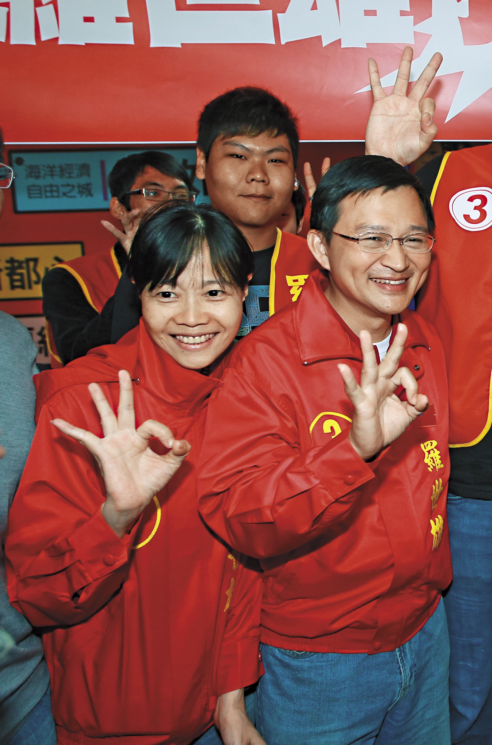 前立委羅世雄(前右)是董事長羅傳進之子,競選立委失利後回到和春任教,妻子呂綺修(前左)更擔任和春副校長,家族經營校務。