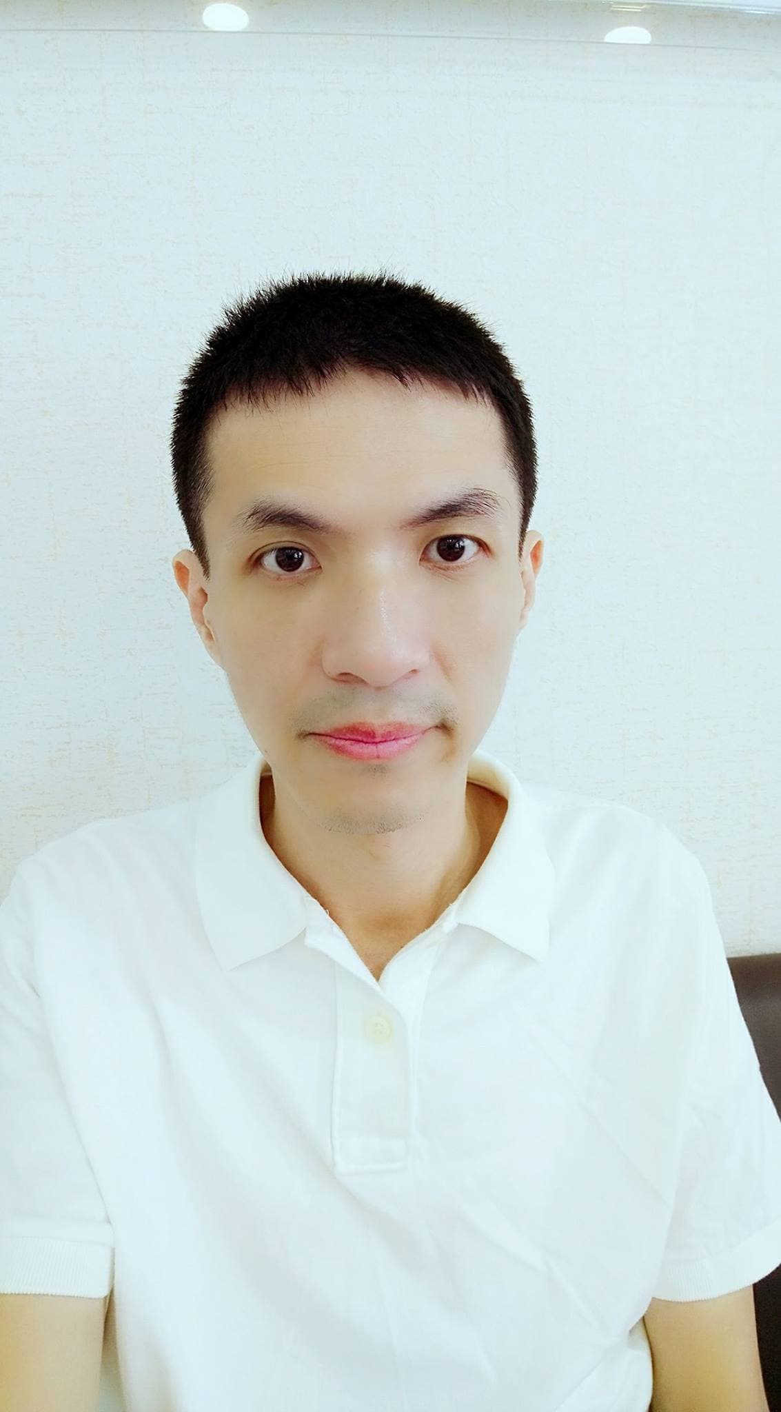 男裝打扮的陳小逼模樣清秀。（陳小逼提供）