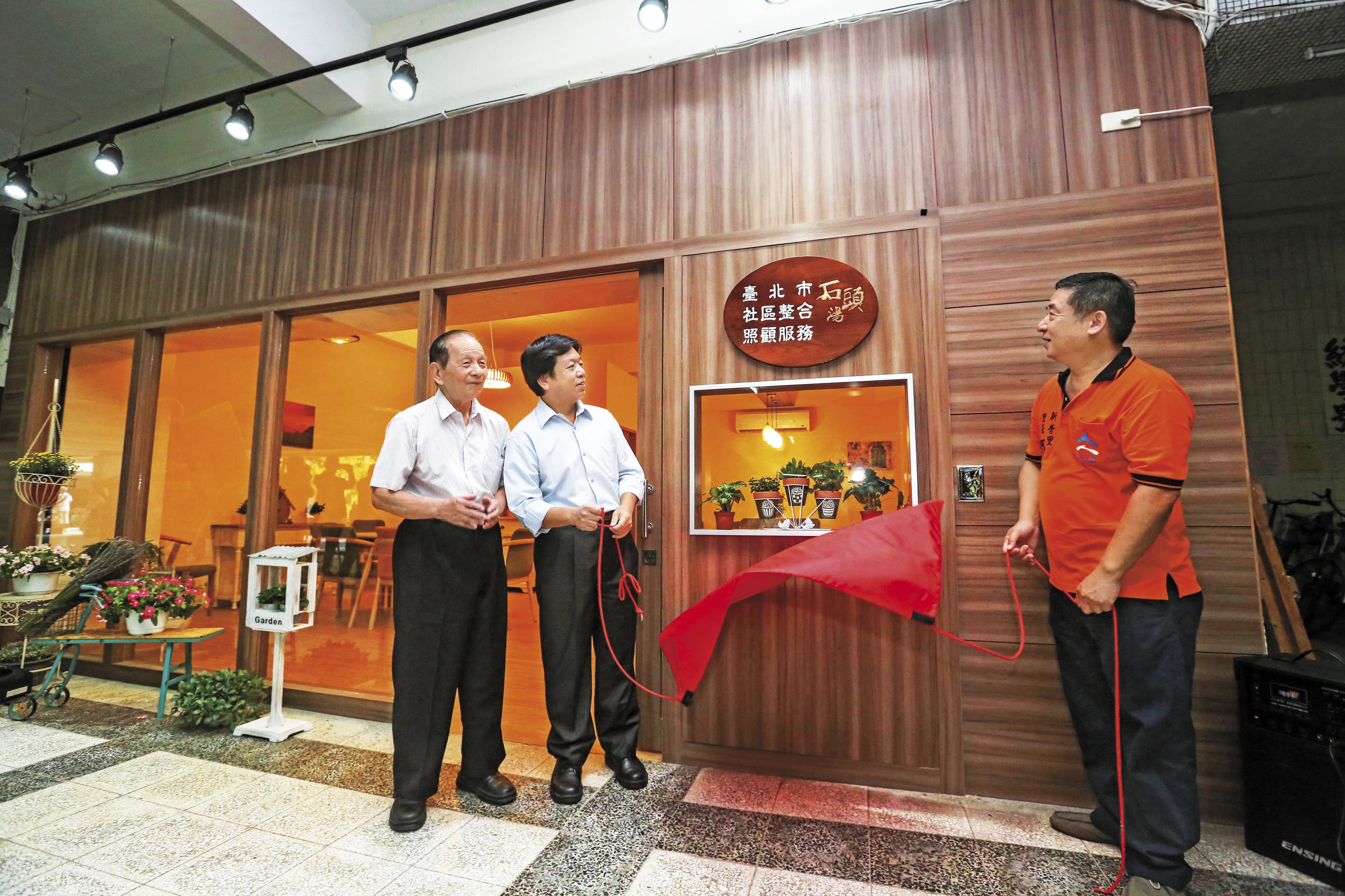 台北市社會局與位於愛國東路的新隆社區成立老人照顧服務站,圖中為台北市社會局長許立民。