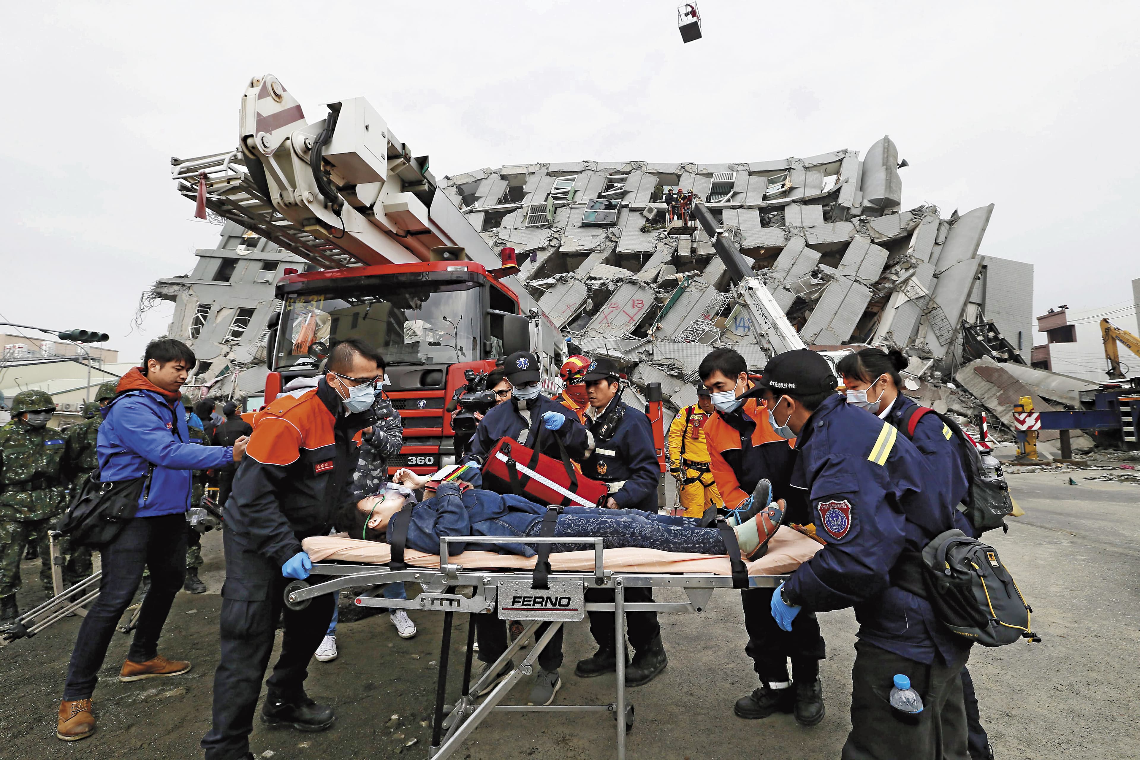地震、土壤液化，造成房屋倒塌，讓許多民眾畢生積蓄化為灰燼。（東方IC）